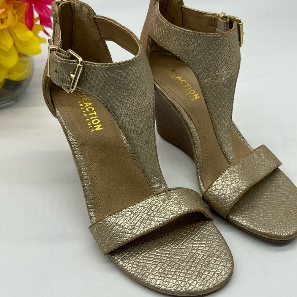 Kenneth Cole Reaction Ava Brave Gold Snakeskin Sandals Size 6 MCS6556H